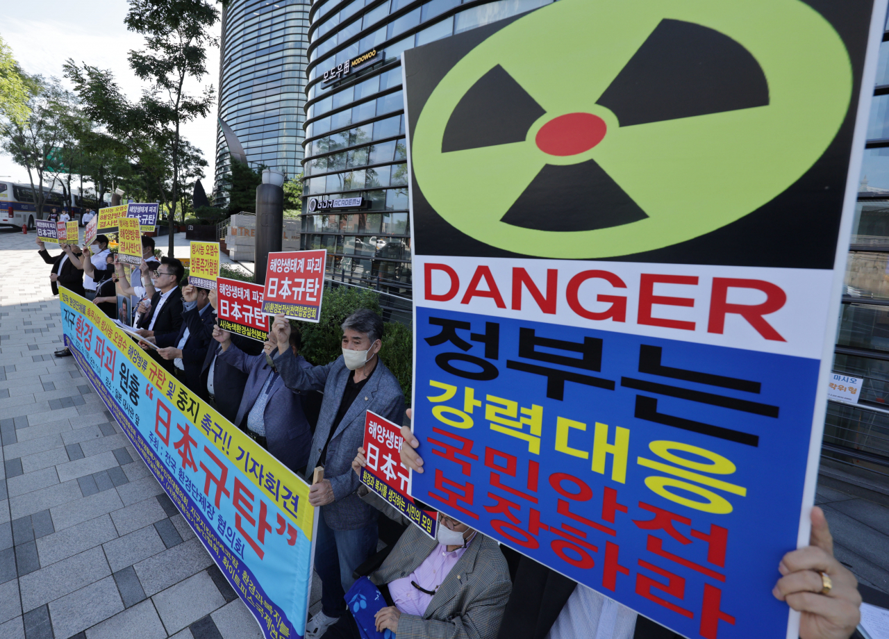 1일 오전 서울 종로구 일본대사관 앞에서 열린 전국 환경단체 후쿠시마 방사능 오염수 해양방류 규탄 및 중지 촉구 기자회견에서 참가자들이 발언하고 있다. [연합]