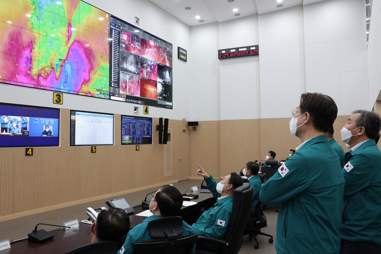 윤석열 대통령이 6일 새벽 서울 용산 대통령실 청사 국가위기관리센터에서 한반도를 관통하고 있는 태풍 힌남노와 관련해 상황을 점검하는 회의를 주재하고 있다. [연합]