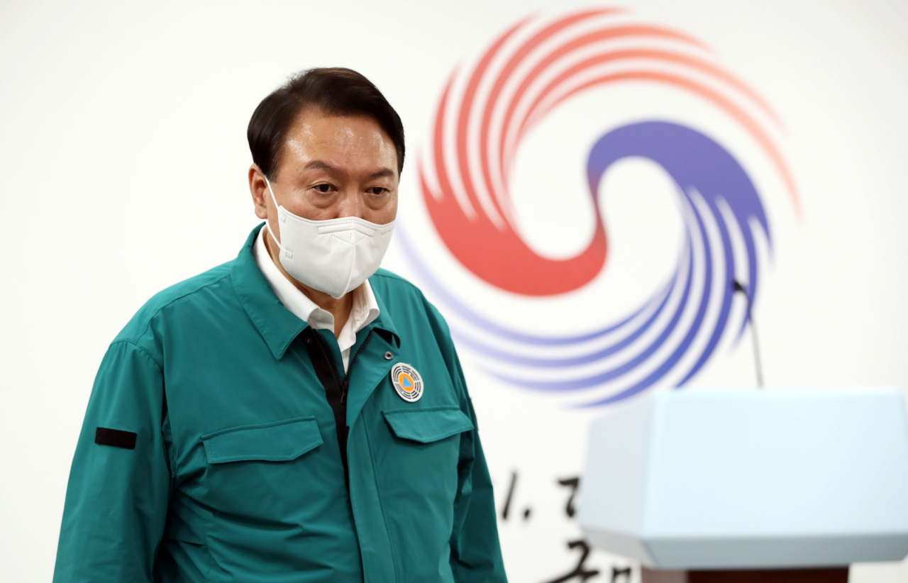 윤석열 대통령이 6일 오전 서울 용산 대통령실 청사 기자실을 방문, 태풍 힌남노 상황에 대해 밝히고 있다. [연합]