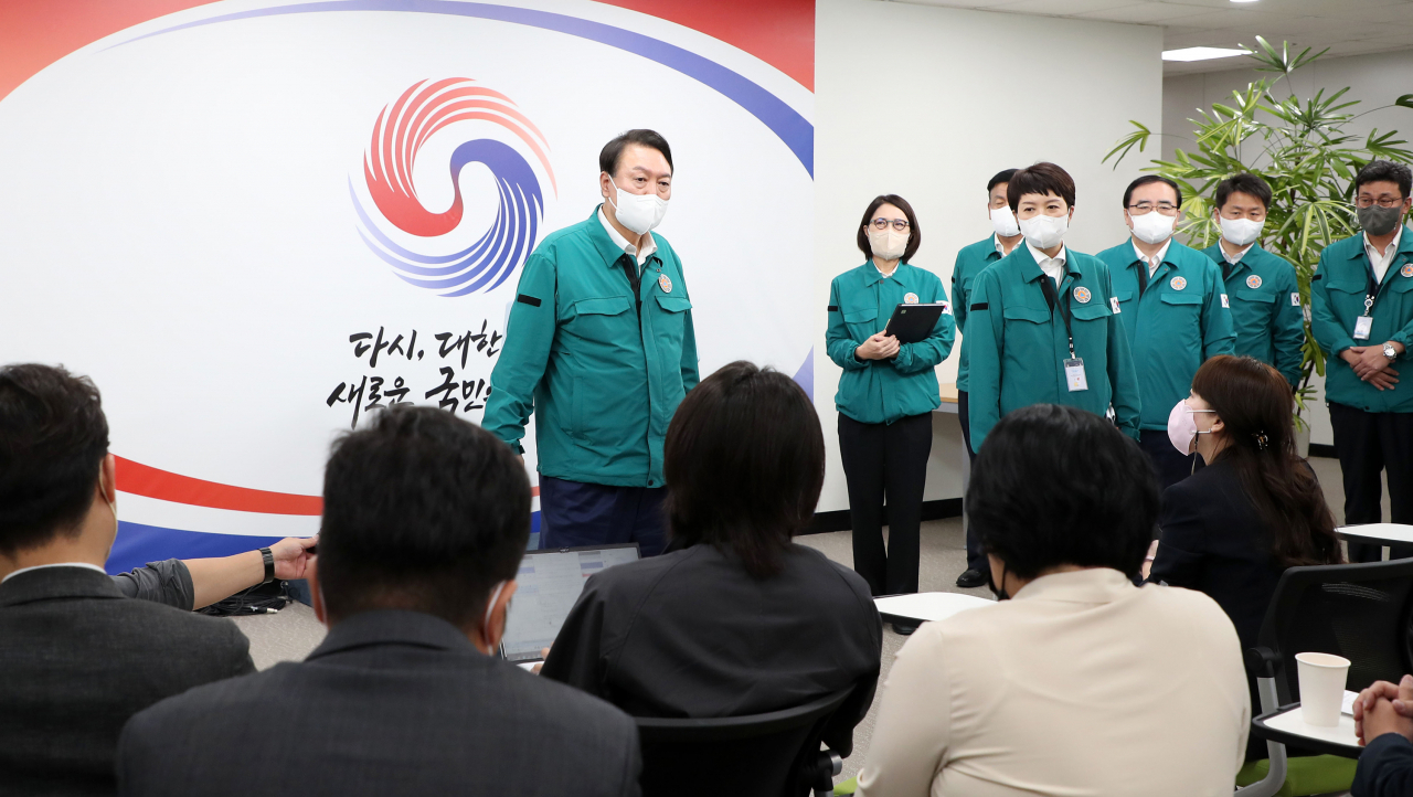 윤석열 대통령이 6일 오전 서울 용산 대통령실 청사 기자실을 방문해 태풍 힌남노 상황에 대해 이야기한 뒤 기자들과 대화하고 있다. [연합]