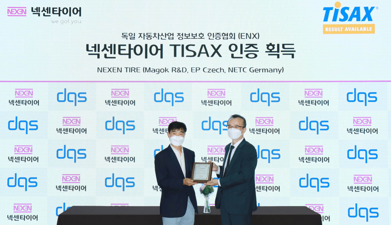 지난 5일 서울시 마곡에 있는 넥센중앙연구소에서 유형근(왼쪽) 넥센타이어 ICT BS장과 TISAX 평가기관 DQS코리아의 김형대 대표가 인증 수여식을 진행하고 있다. [넥센타이어 제공]