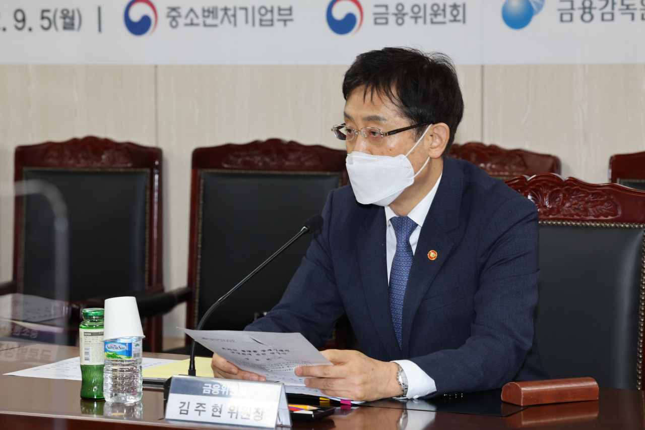 김주현 금융위원장이 5일 오전 서울 중구 대·중소기업 농어업협력재단에서 열린 금융현안 관련 중소기업·소상공인 업계 간담회에서 인사말하는 모습. 연합뉴스