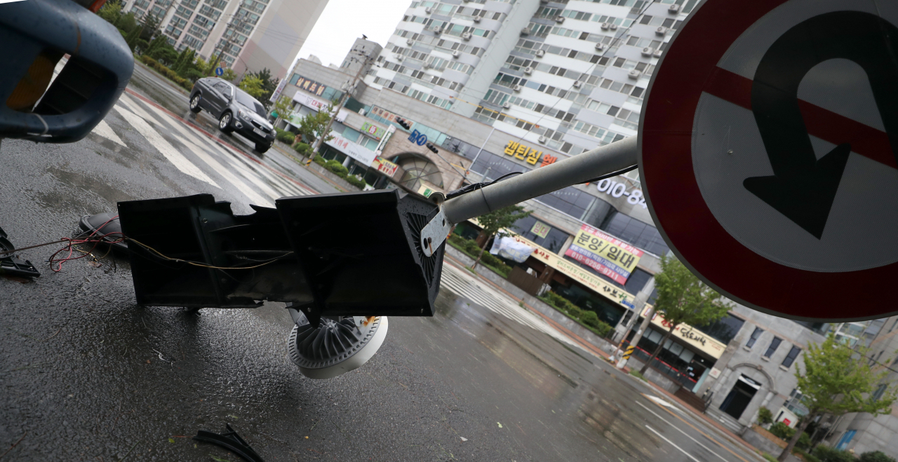 제11호 태풍 ‘힌남노’ 영향권에 들어간 6일 오전 경남 창원시 마산합포구 해운동 한 차도에 신호등이 파손돼 있다. [연합]