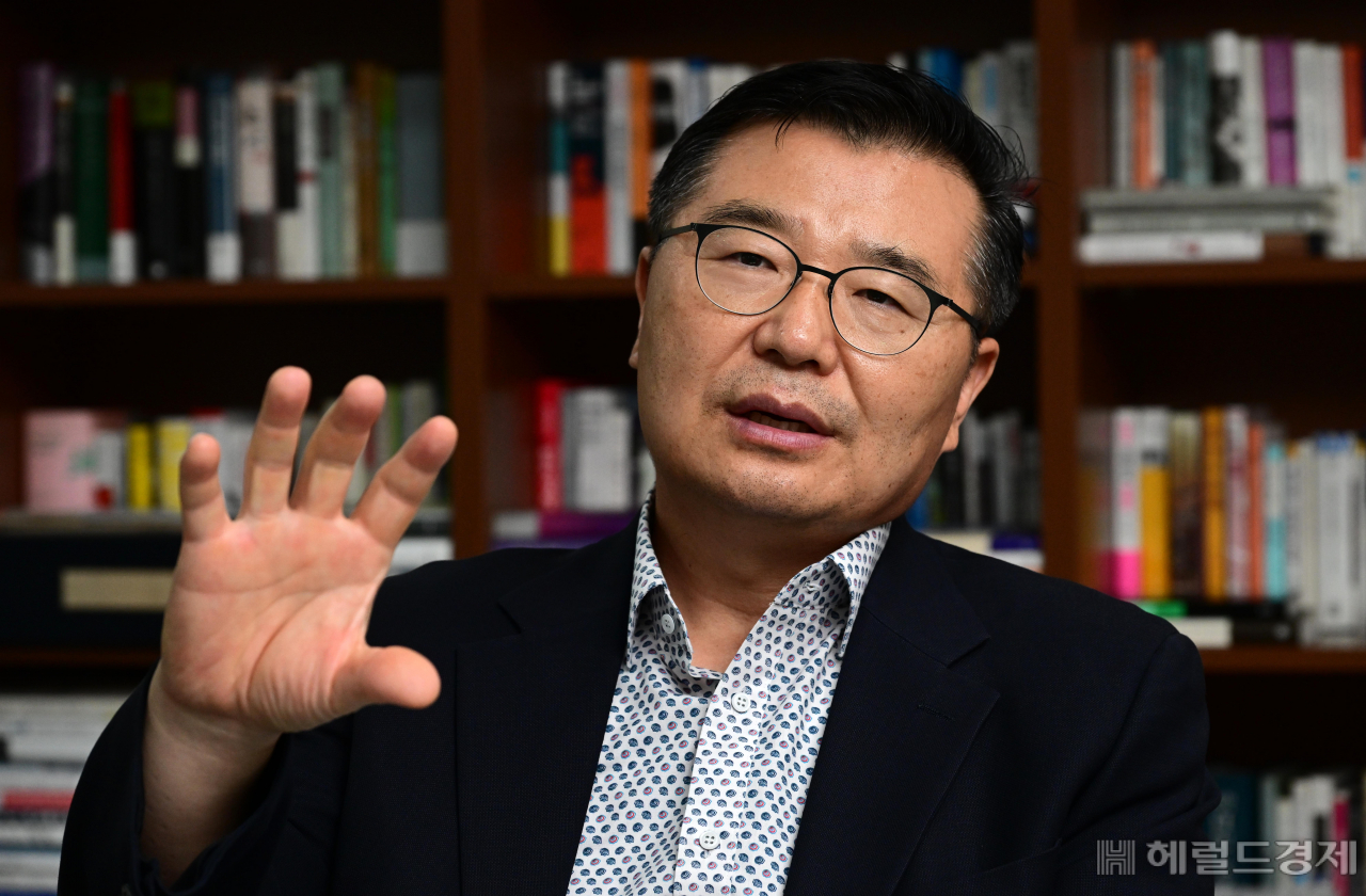 류경기 서울 중랑구청장이 6일 중랑구 청사에서 헤럴드경제와 인터뷰에서 “교육 예산을 지금의 2배인 160억원까지 늘려 서울 최고의 공교육 도시로 거듭나겠다”는 의지를 밝히고 있다. 박해묵 기자