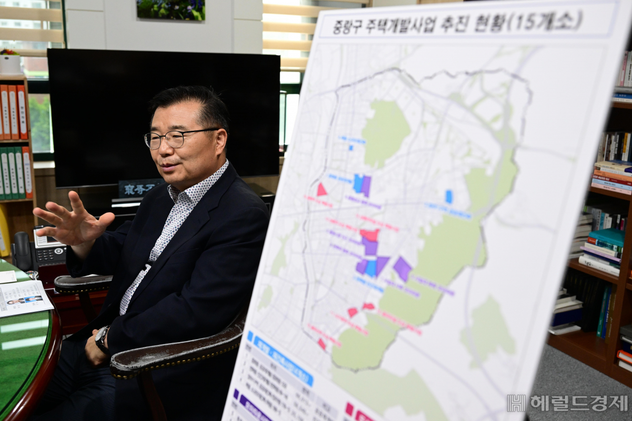 류경기 서울 중랑구청장이 6일 중랑구 청사에서 헤럴드경제와 인터뷰를 통해 교육 예산을 지금의 2배인 160억원까지 늘려 서울 최고의 공교육 도시로 거듭나겠다는 의지를 밝혔다. 박해묵 기자