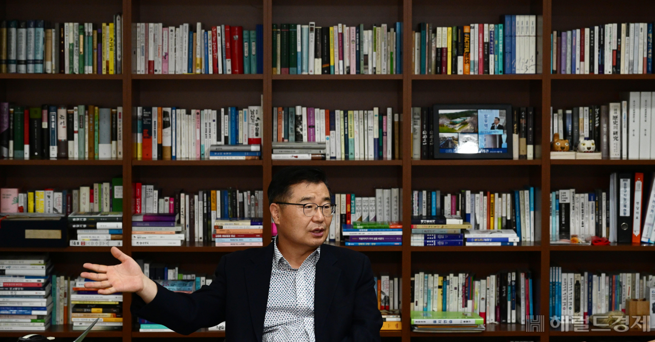 류경기 서울 중랑구청장이 6일 중랑구 청사에서 헤럴드경제와 인터뷰를 통해 ‘첨단산업 클러스터’ 조성 계획을 밝히고 있다. 박해묵 기자