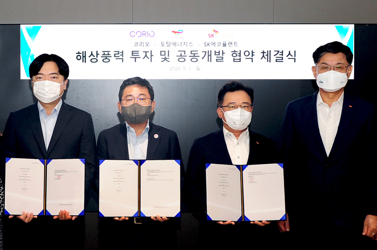 사진은 박경일 SK에코플랜트 사장(왼쪽 세번째), 이왕재 SK에코플랜트 에코에너지BU 대표(왼쪽 네번째), 최우진 코리오 제너레이션 한국 대표(왼쪽 첫번째), 신정원 토탈에너지스 한국총괄대표(왼쪽 두번째)가 협약식을 마치고 기념촬영을 하고 있는 모습.