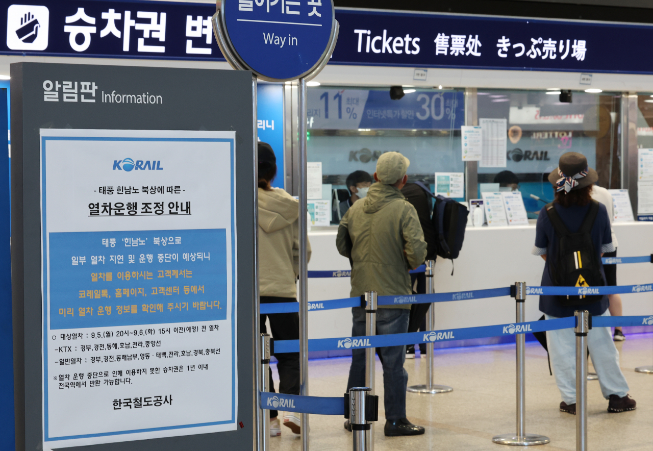 제11호 태풍 '힌남노' 여파로 일부 열차 운행이 중단된 5일 오후 서울역에 관련 안내문이 붙어 있다. [연합]