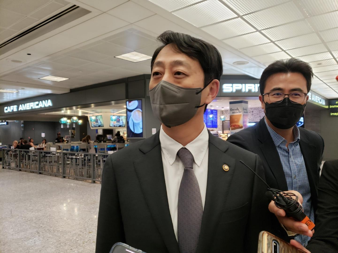 안덕근 통상교섭본부장이 지난 9월 5일(현지시간) 미국의 인플레이션 감축법(IRA)에 따른 한국산 전기차 차별 문제 해소를 논의하기 위해 미국 워싱턴DC를 방문, 공항에서 기자들과 인터뷰하고 있다. [연합]