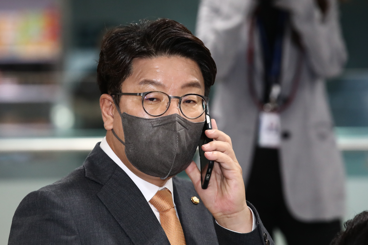 국민의힘 권성동 원내대표가 5일 오후 국회 의원회관에서 열린 제7차 상임전국위원회를 찾아 위원들과 인사한 뒤 전화 통화를 하고 있다. 이상섭 기자