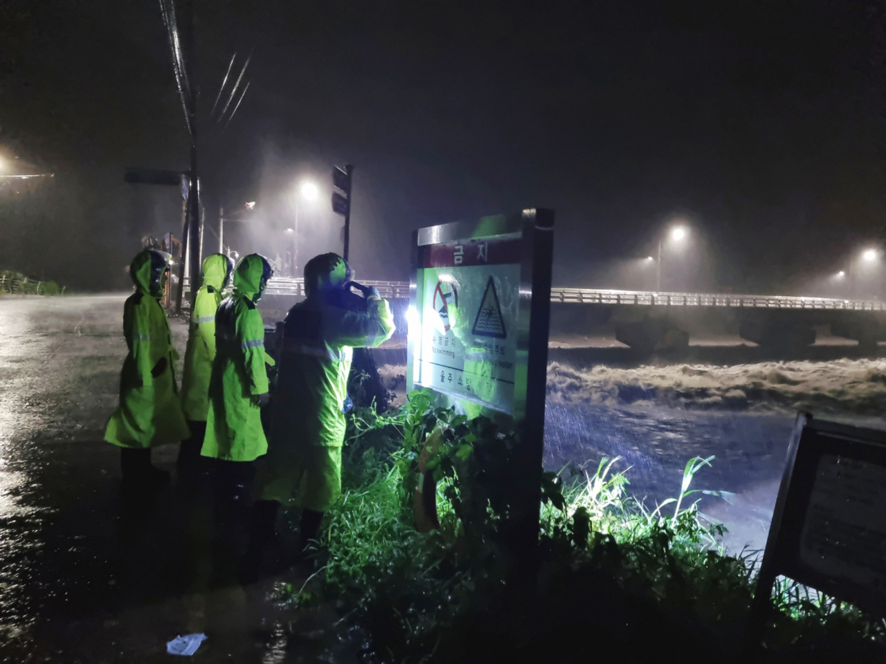 태풍 힌남노가 상륙한 6일 오전 울산시 울주군 언양읍 남천교 아래 하천에서 20대 남성 1명이 물에 빠져 실종됐다. 경찰관들이 수색 작업을 하는 모습. [연합]