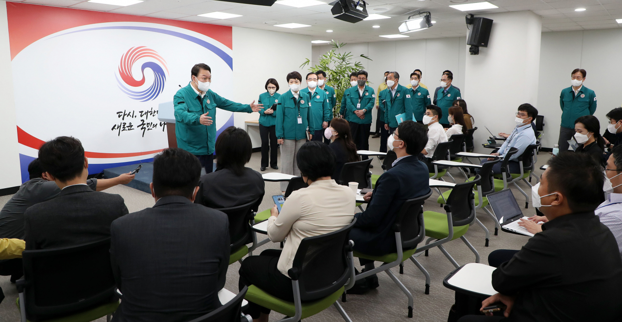 윤석열 대통령이 6일 오전 서울 용산 대통령실 청사 기자실을 방문해 태풍 힌남노 상황에 대해 이야기한 뒤 기자들과 대화하고 있다. [연합]