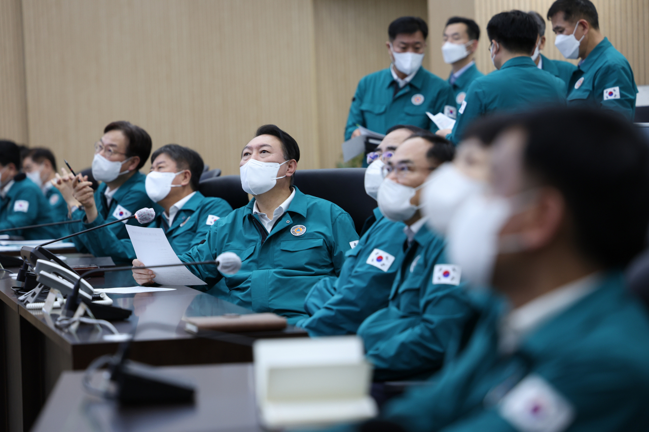 윤석열 대통령이 6일 새벽 서울 용산 대통령실 청사 국가위기관리센터에서 한반도를 관통하고 있는 태풍 힌남노와 관련해 상황을 점검하는 회의를 주재하고 있다. [연합]