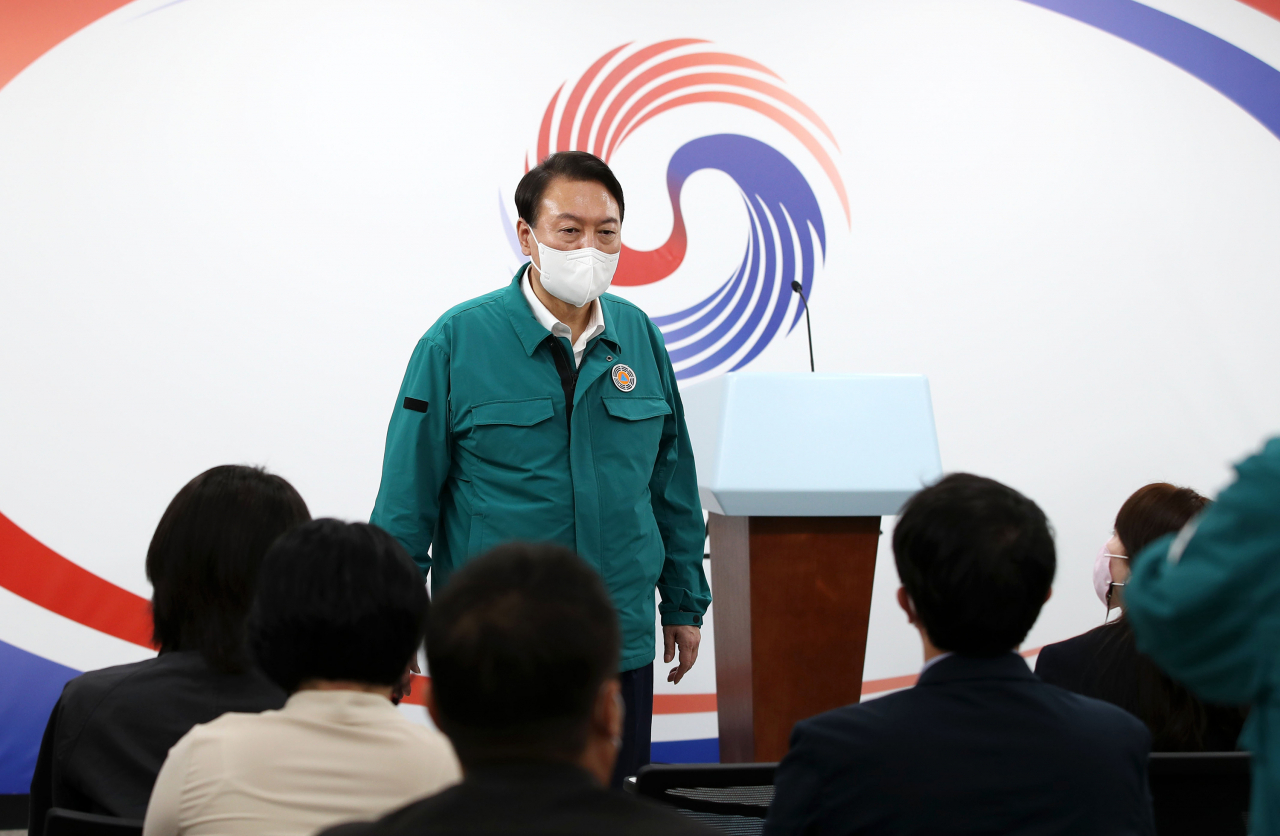 윤석열 대통령이 6일 오전 서울 용산 대통령실 청사 기자실을 방문, 태풍 힌남노 상황에 대해 밝히고 있다. [연합]