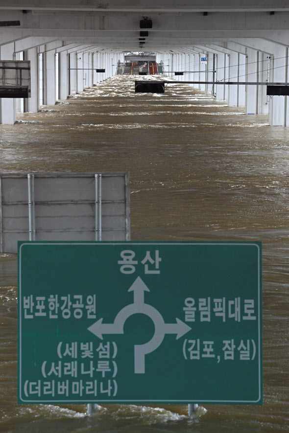 제11호 태풍 ‘힌남노’의 영향으로 비가 내려 한강 수위가 오른 가운데 6일 서울 서초구 올림픽대로 일대가 통제되자 차들이 혼잡하게 줄을 지어 있다. 서울시는 앞서 여의상하류IC를 통제했고, 이날 오전 3시50분부터 올림픽대로 가양대교~동작대교 구간의 양방향 차량 통행을 통제했다(위쪽). 이날 서울 서초구 잠수교가 불어난 강물로 인해 물에 잠겨 있다. 잠수교는 전날 오후 9시51분부터 차량·보행이 전면 통제됐다. 임세준 기자
