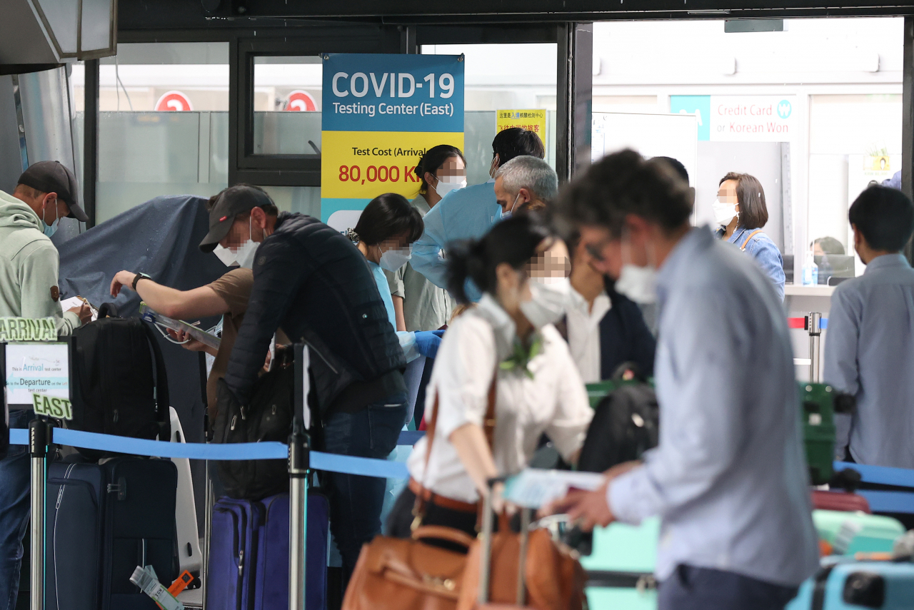 지난 3일 0시부터 입국 전 코로나19 검사 음성 확인서 제출 의무가 해제된 가운데 5일 오전 인천국제공항 제1터미널 입국자 전용 검사센터에서 입국자들이 검사를 기다리고 있다.[연합뉴스 제공]
