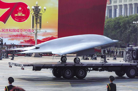 지난 2019년 10월 중국 베이징(北京) 톈안먼(天安門) 광장에서 열린 국경절 열병식에서 공개된 GJ-11 스텔스 무인공격기(드론)의 모습. [SCMP]