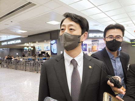 안덕근 통상교섭본부장이 5일(현지시간) 미국의 인플레이션 감축법(IRA)에 따른 한국산 전기차 차별 문제 해소를 논의하기 위해 미국 워싱턴DC를 방문, 공항에서 기자들과 인터뷰하고 있다. [연합]