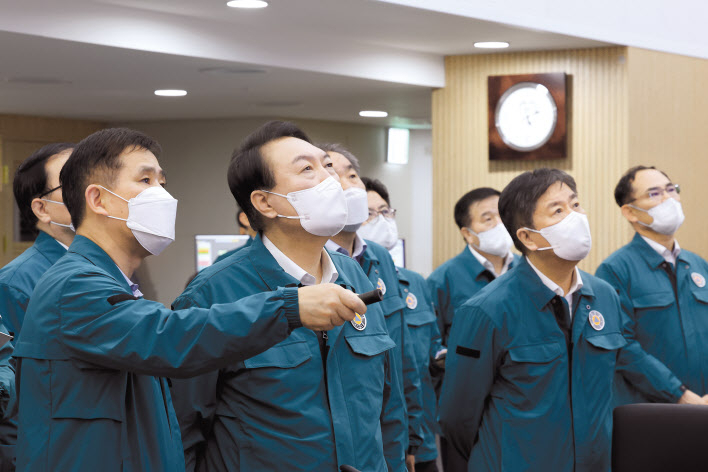 윤석열 대통령이 6일 새벽 서울 용산 대통령실 청사 국가위기관리센터에서 한반도를 관통하고 있는 태풍 힌남노와 관련해 상황을 점검하는 회의를 주재하고 있다. 벽에 걸린 시계 바늘이 오전 5시 10분정도를 가리키고 있다. 윤 대통령은 전날부터 철야로 재난 위기 대응 회의를 연이어 주재하며 힌남노 대비 태세를 점검하고 철저한 대응을 지시했다고 대통령실은 밝혔다. [연합]