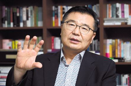 류경기 서울 중랑구청장이 6일 중랑구 청사에서 헤럴드경제와 인터뷰에서 “교육 예산을 지금의 2배인 160억원까지 늘려 서울 최고의 공교육 도시로 거듭나겠다”는 의지를 밝히고 있다.박해묵 기자
