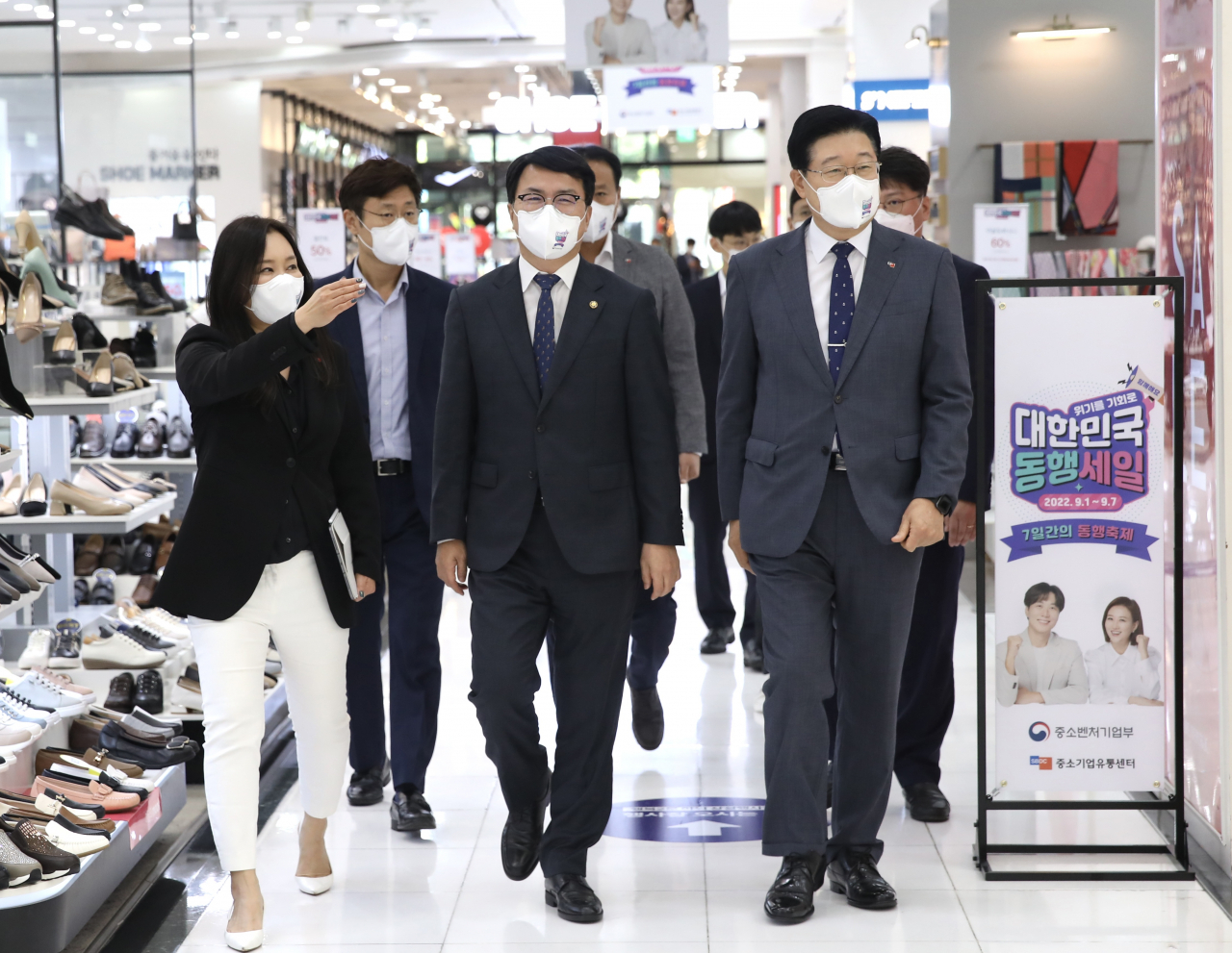 중기부 조주현차관(가운데)이 6일 행복한백화점(서울 목동)을 방문해 소상공인과 중소기업인들을 격려했다.