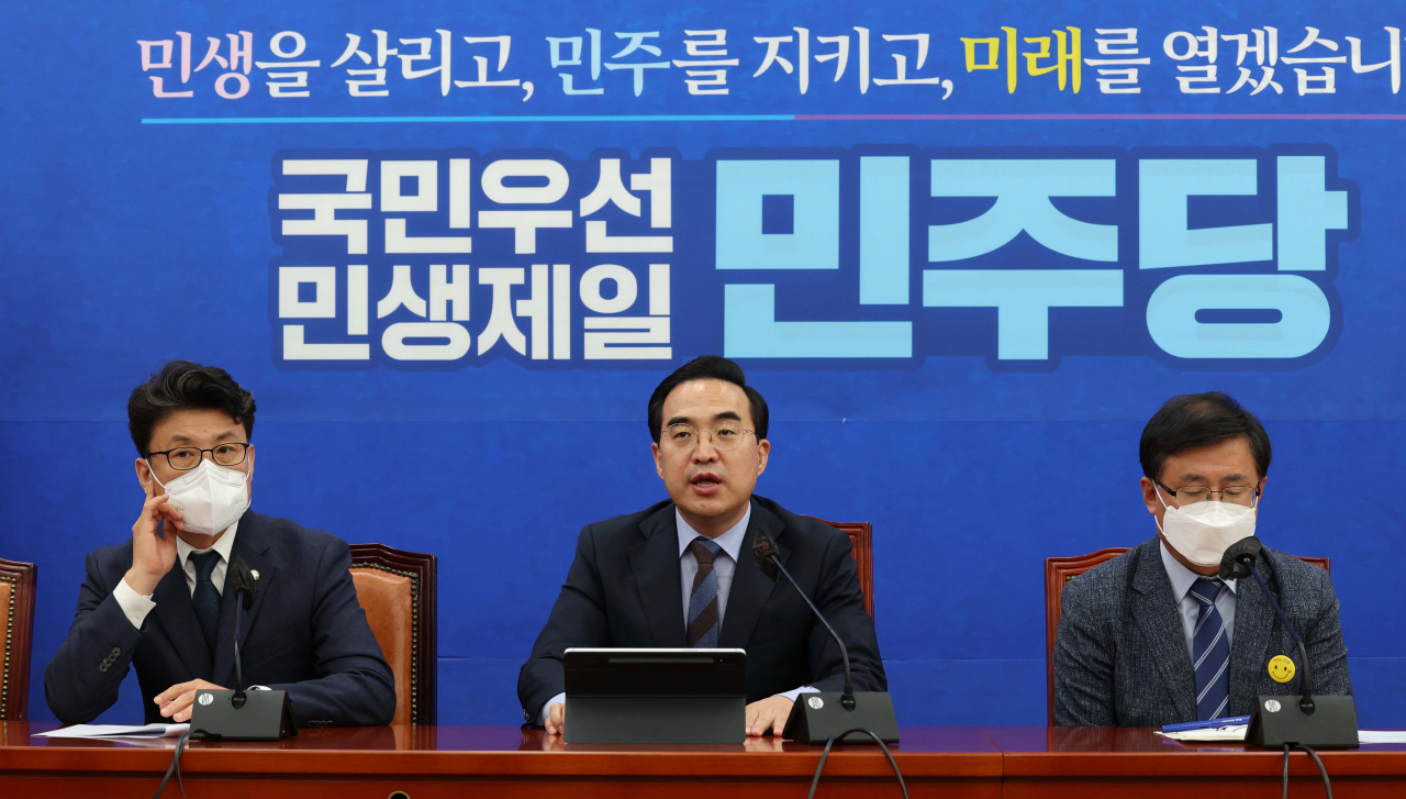 박홍근 더불어민주당 원내대표가 6일 서울 여의도 국회에서 열린 원내대책회의에서 발언하고 있다. 왼쪽부터 진성준 원내수석부대표, 박 원내대표, 김성환 정책위의장. 이상섭 기자