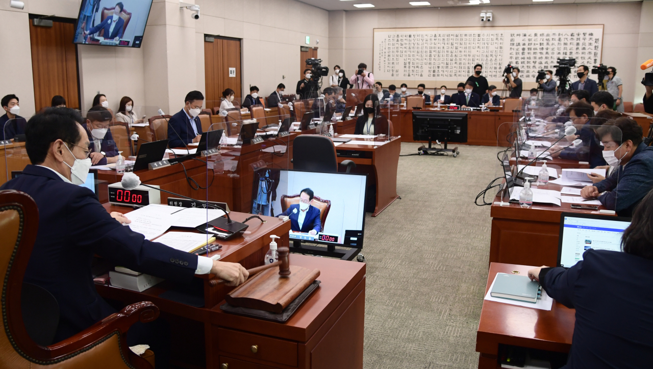 김도읍 국회 법제사법위원장이 6일 오후 서울 여의도 국회에서 열린 국회 법제사법위원회 전체회의에서 개회를 선언하며 의사봉을 두드리고 있다. [이상섭 기자]