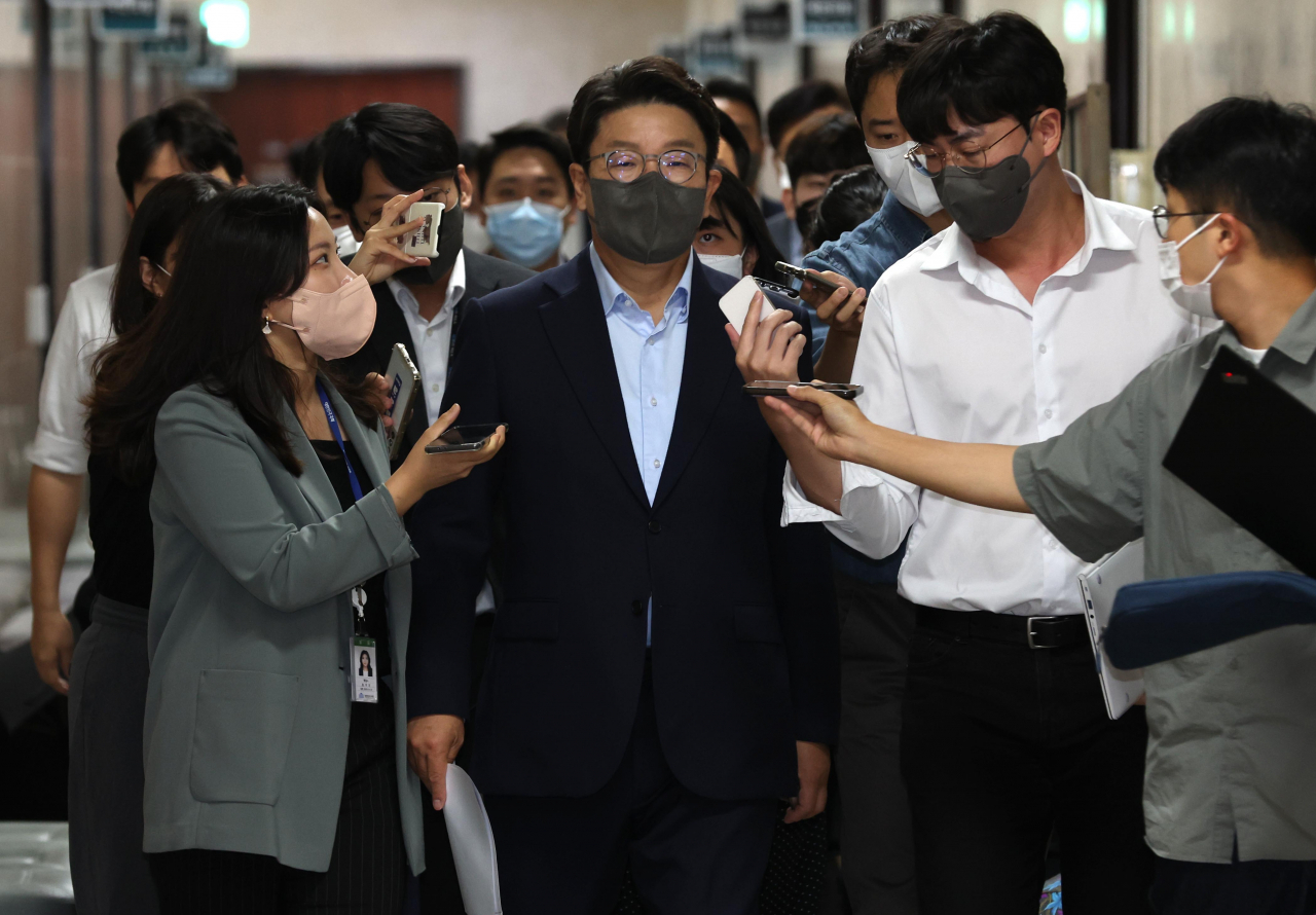 권성동 국민의힘 원내대표가 6일 오전 국회에서 열린 시-도당 위원장 태풍 피해 점검 화상회의를 주재하기 위해 입장하며 취재진의 질문을 받고 있다. 이상섭 기자