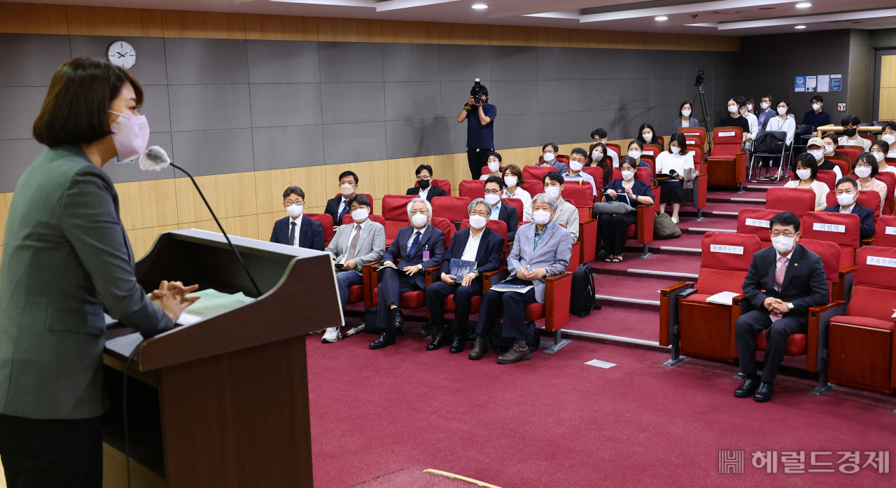 배현진 의원실, 국민의힘 정책위원회가 주최한 '일본식 문화재체제 60년, 국가유산체제로의 패러다임 전환' 정책토론회가 11일 국회 의원회관에서 열렸다.배현진 의원이 개회사를 하고 있다. 이상섭 기자
