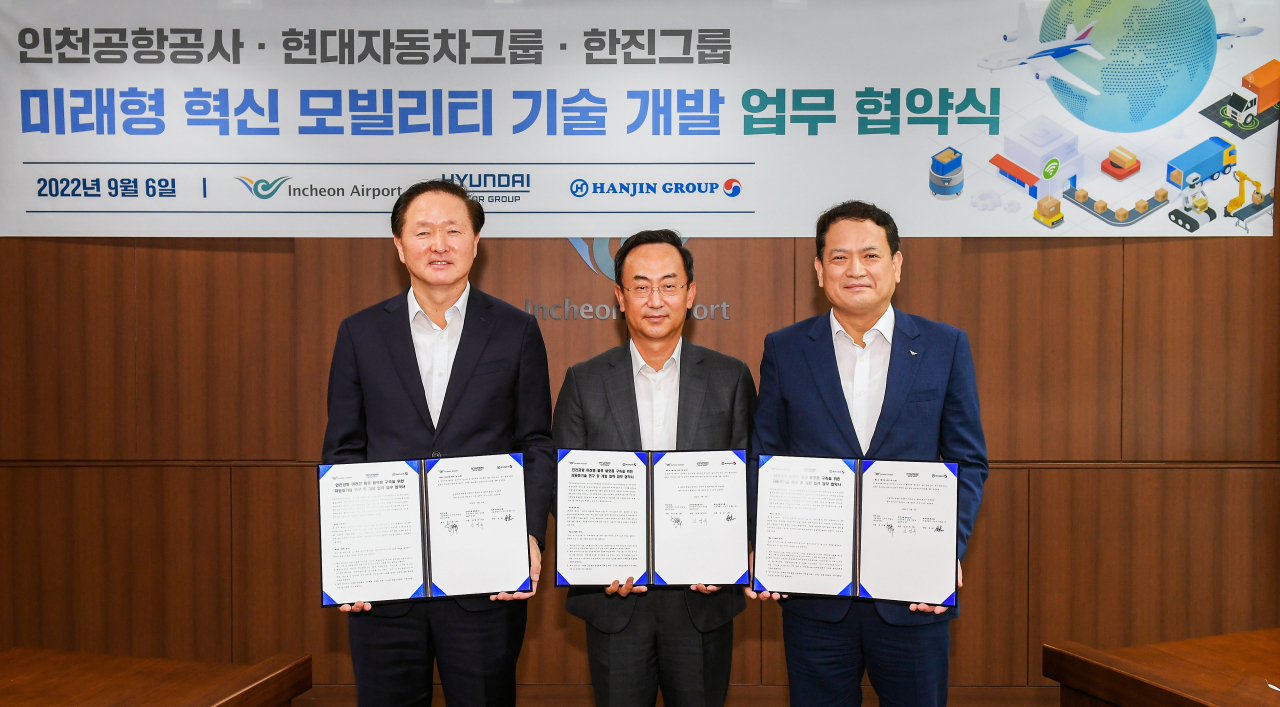 우기홍(왼쪽부터) 대한항공 사장, 김걸 현대차그룹 기획조정실장 사장, 김경욱 인천공항공사 사장이 6일 업무 협약 체결 후 사진을 촬영하고 있다. [현대차그룹 제공]