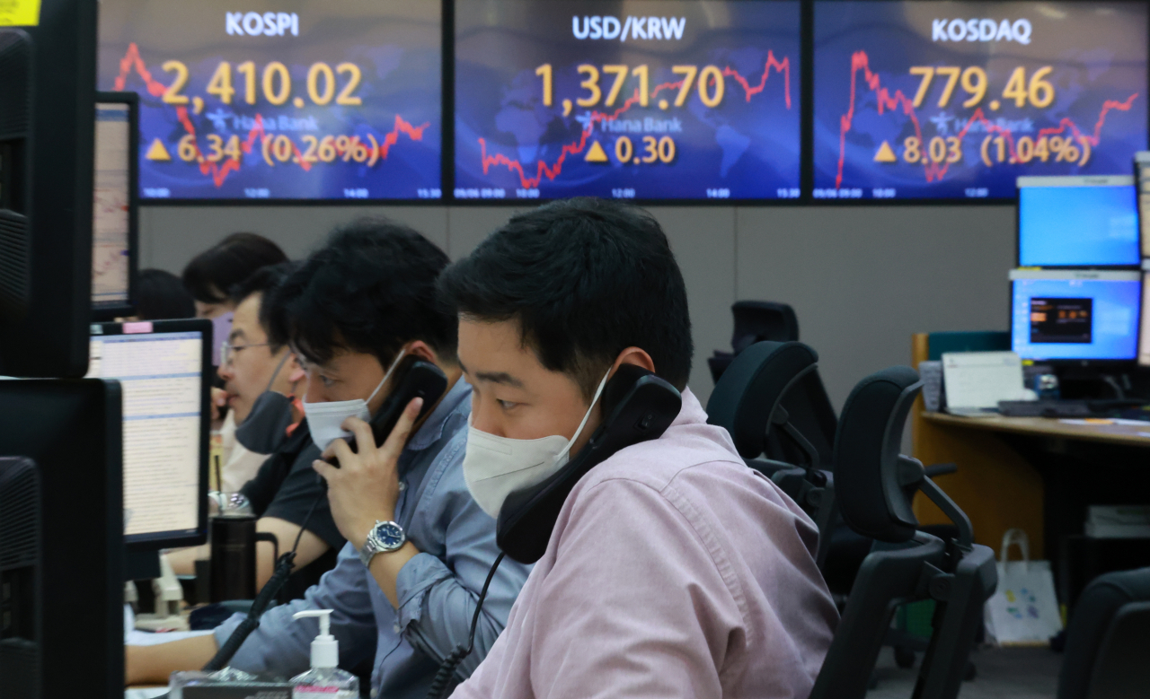 An electronic board showing the Korea Composite Stock Price Index (Kospi) at a dealing room of the Hana Bank headquarters in Seoul on Monday. (Yonhap)