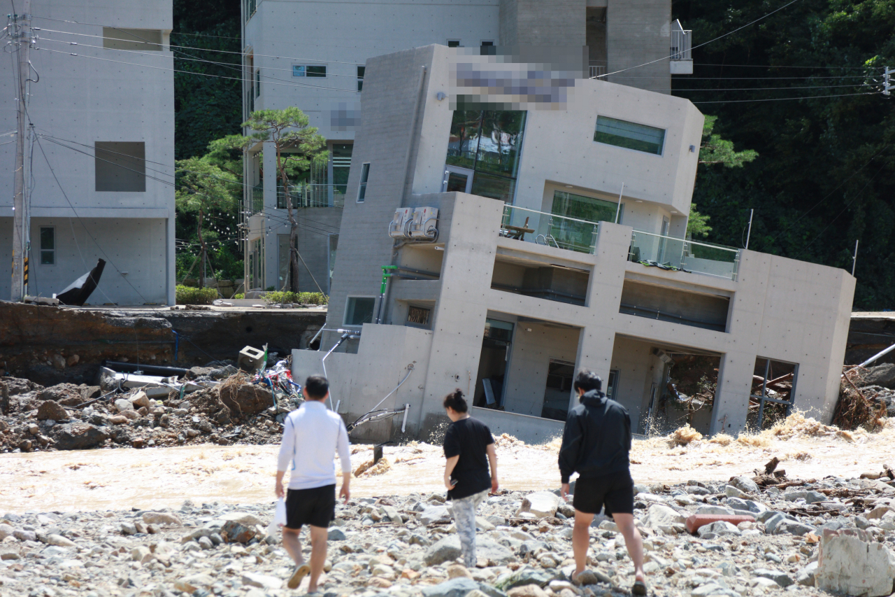 태풍 '힌남노'의 강풍과 폭우 탓에 6일 경북 포항시 남구 오천읍의 한 풀빌라가 물에 떠내려가 있다. [연합]
