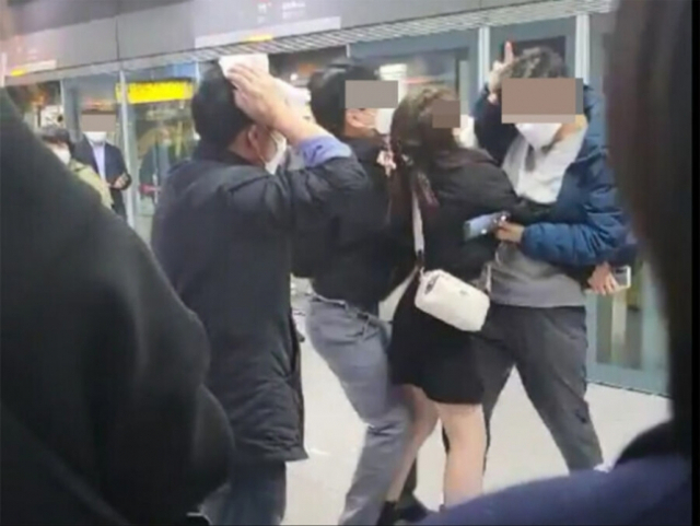 서울 지하철 9호선 안에서 술에 취한 20대 여성 김모 씨가 60대 남성 A 씨를 폭행하는 모습. [온라인 커뮤니티]