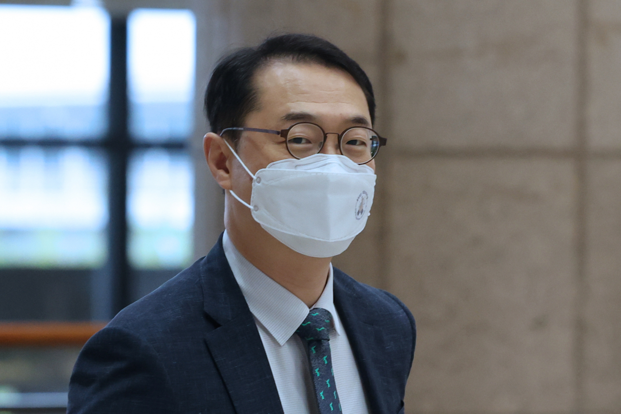 김건 외교부 한반도평화교섭본부장이 6일 김포공항을 통해 일본으로 출국하고 있다. 김 본부장은 7일 성김 미국 국무부 대북특별대표, 후나코시 다케히로(船越健裕) 일본 외무성 아시아대양주국장과 한미일 북핵 수석대표 회담을 한다. [연합]
