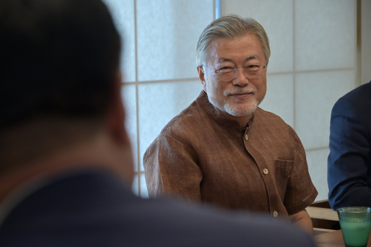 문재인 전 대통령이 29일 경남 양산시 평산마을 사저에서 이재명 대표 등 더불어민주당 신임 지도부의 예방을 받고 대화하고 있다. [연합]
