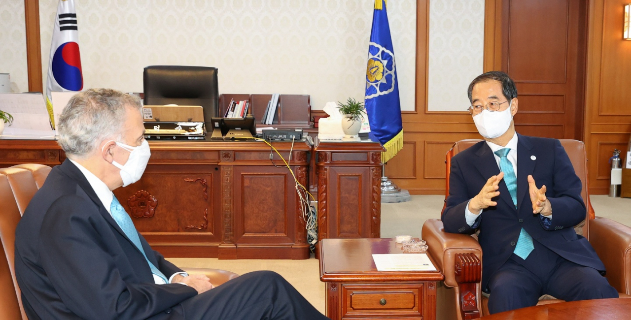 South Korean Prime Minister Han Duck-soo held talks with new US Ambassador to South Korea Philip Goldberg at the Government Complex Seoul on Tuesday (Office for Government Policy Coordination)
