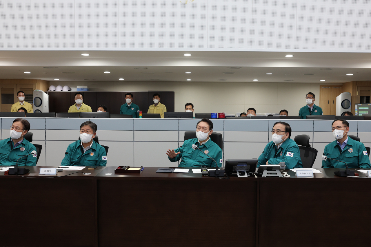 윤석열 대통령이 6일 오후 서울 용산 대통령실 청사 국가위기관리센터에서 태풍 힌남노 피해 상황을 점검하는 회의를 주재하고 있다. [대통령실]