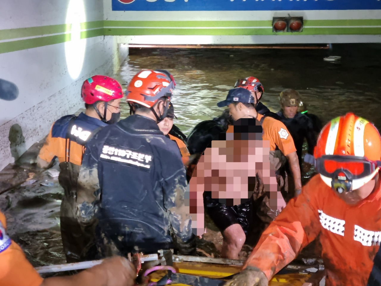 포항 아파트 지하주차장에서 실종됐던 30대 남성 1명이 14시간여만에 구조됐다.[경북소방본부 제공]