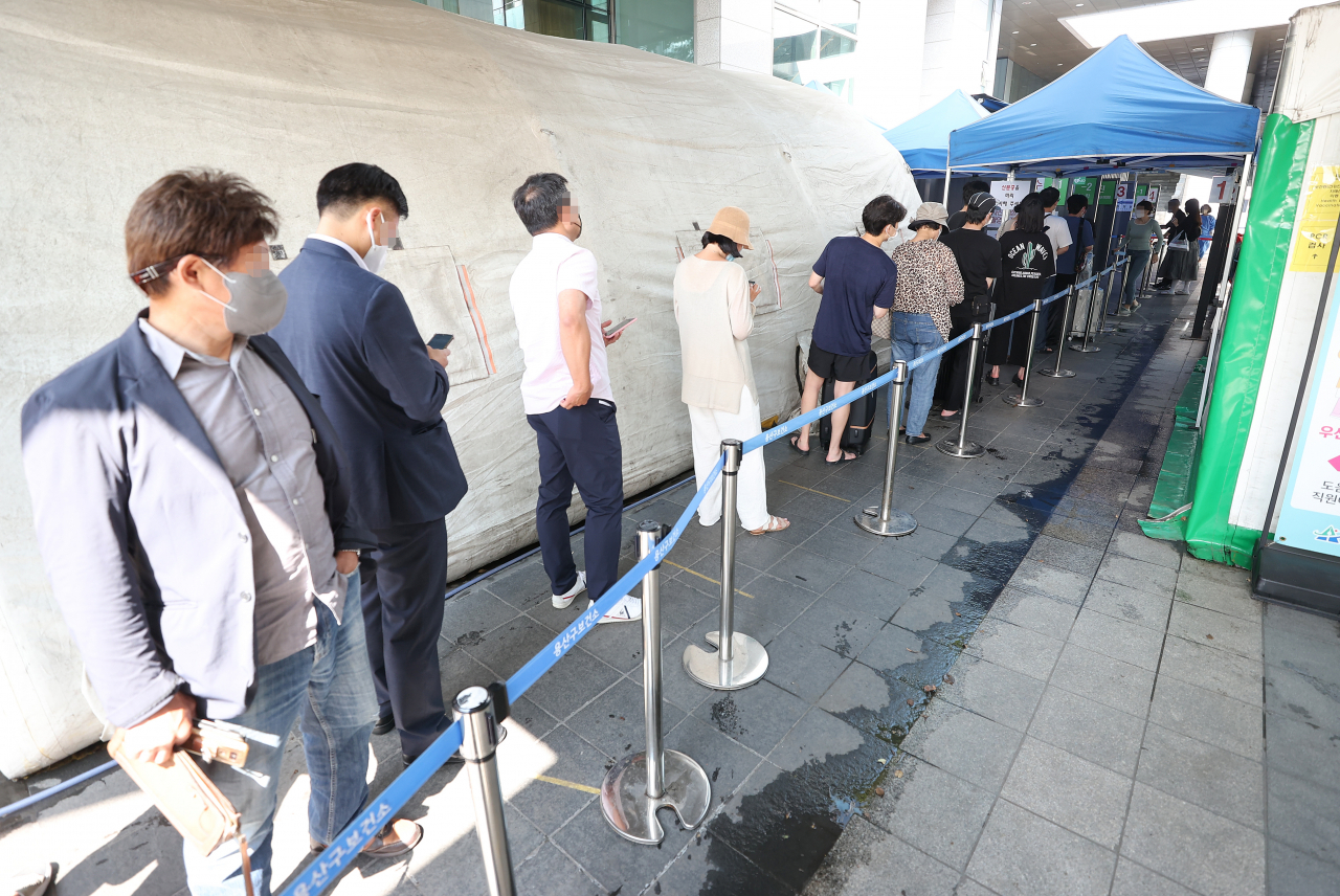 방역당국이 올해 가을·겨울에 코로나19와 계절독감(인플루엔자)이 동시에 유행하는 '트윈데믹'이 발생할 가능성이 크다고 밝혔다. 6일 오후 서울 용산구보건소에 마련된 선별진료소에서 시민들이 검사를 기다리며 줄을 서고 있다. [연합]