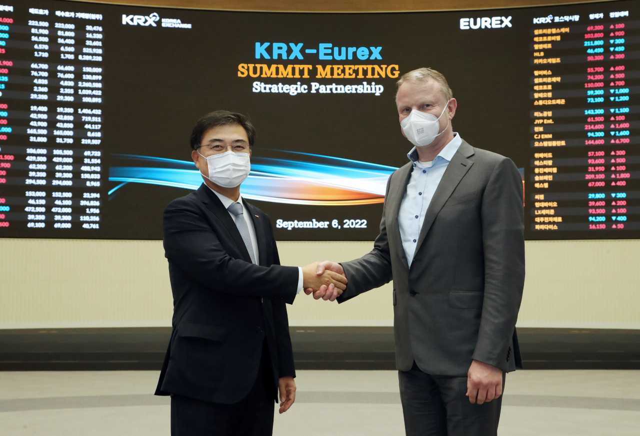 손병두 한국거래소(KRX) 이사장(왼쪽)과 마이클 피터스 유렉스(EUREX) 최고경영자(CEO)가 6일 만나 양 거래소의 협력 사업에 관해 논의했다. [사진=한국거래소]