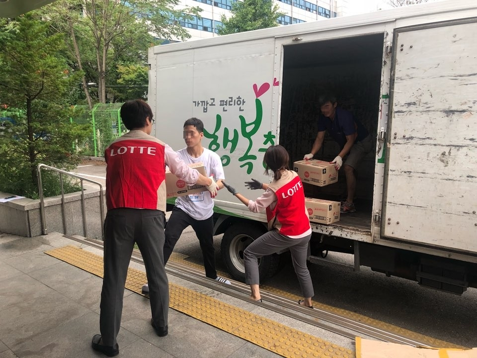 롯데 유통군은 제11호 태풍 힌남노로 극심한 태풍 피해를 입은 포항시에 이재민을 위한 긴급구호물품을 지원한다. [롯데 제공]