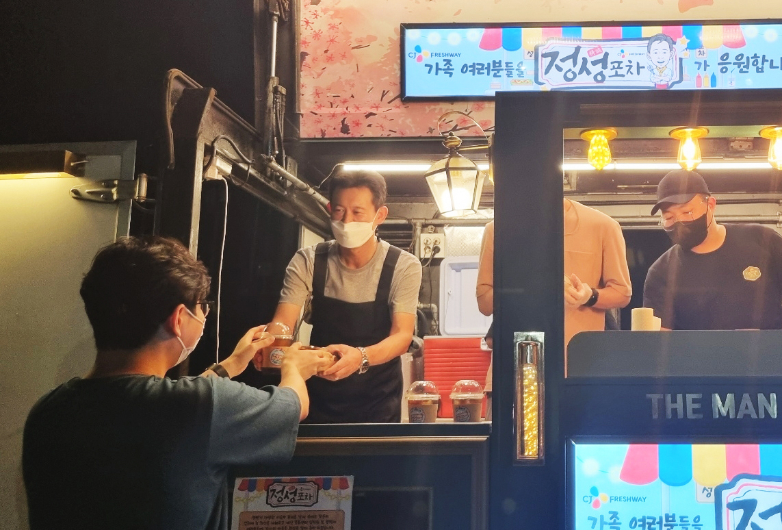 지난달 24일, 정성필 CJ프레시웨이 대표이사(가운데)가 경기도 수원에 위치한 CJ프레시웨이 수원 물류센터에서 임직원들에게 간식과 음료를 전달하며 인사를 건네고 있다. [CJ프레시웨이 제공]