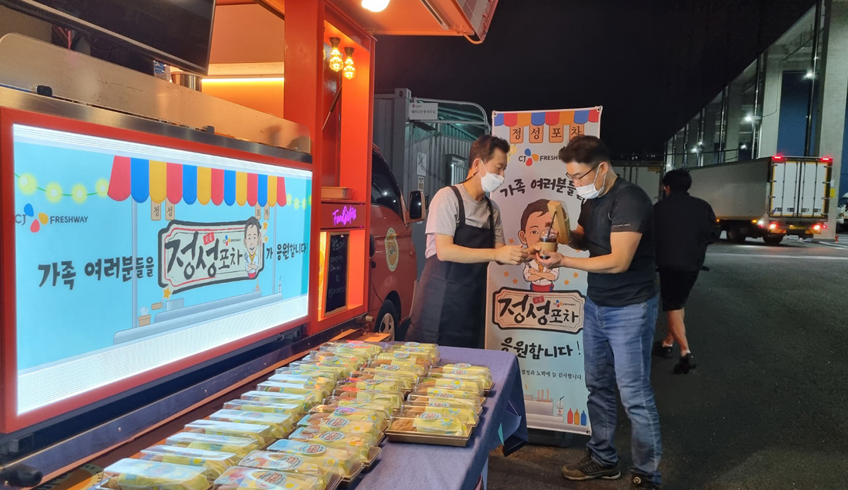 지난달 24일, 정성필 CJ프레시웨이 대표이사(왼쪽)가 경기도 동탄에 위치한 CJ프레시웨이 동탄 물류센터에서 임직원들에게 간식과 음료를 전달하며 인사를 건네고 있다. [CJ프레시웨이 재공]
