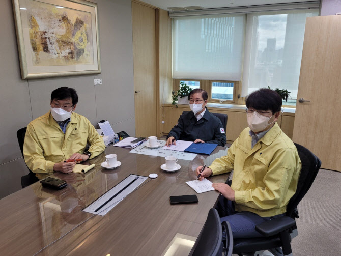 6일 이정식 고용노동부 장관이 부산지방고용노동청 등 지방 고용노동관서장과 긴급 영상회의를 개최하고 있다. [고용노동부 제공]