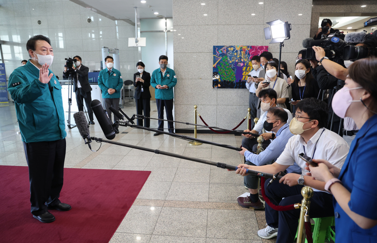 윤석열 대통령이 7일 서울 용산 대통령실 청사로 출근, 대통령실 인적쇄신 관련 질문에 태풍관련 질문을 부탁하고 있다. [연합]
