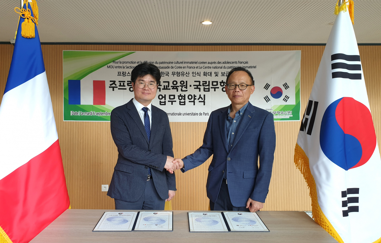 주프랑스한국교육원과 국립무형유산원이 프랑스 청소년 K헤리티지 교육위한 협약을 체결하고 있다.