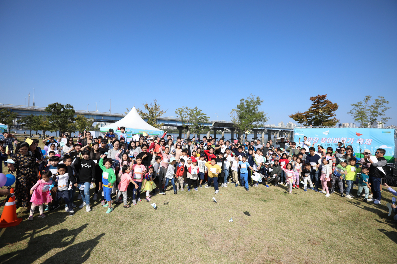 2019년 종이비행기 축제에 참가한 아이들이 종이비행기를 날리고 있다. [서울시 제공]