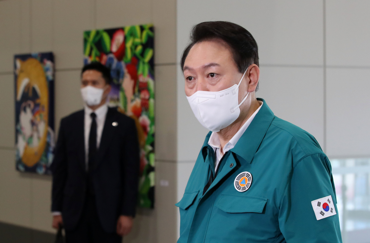 윤석열 대통령이 7일 서울 용산 대통령실 청사로 출근하며 취재진의 질문에 답하고 있다. [연합]