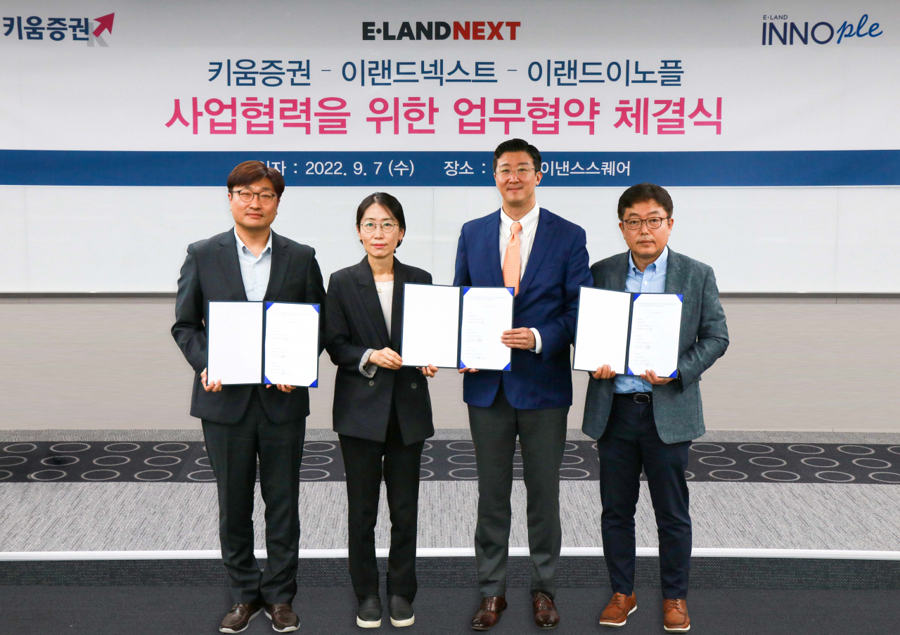 왼쪽부터 김지원 이랜드이노플 대표, 이랜드넥스트의 문옥자·장영학 대표, 김희재 키움증권 리테일총괄본부장[키움증권 제공]
