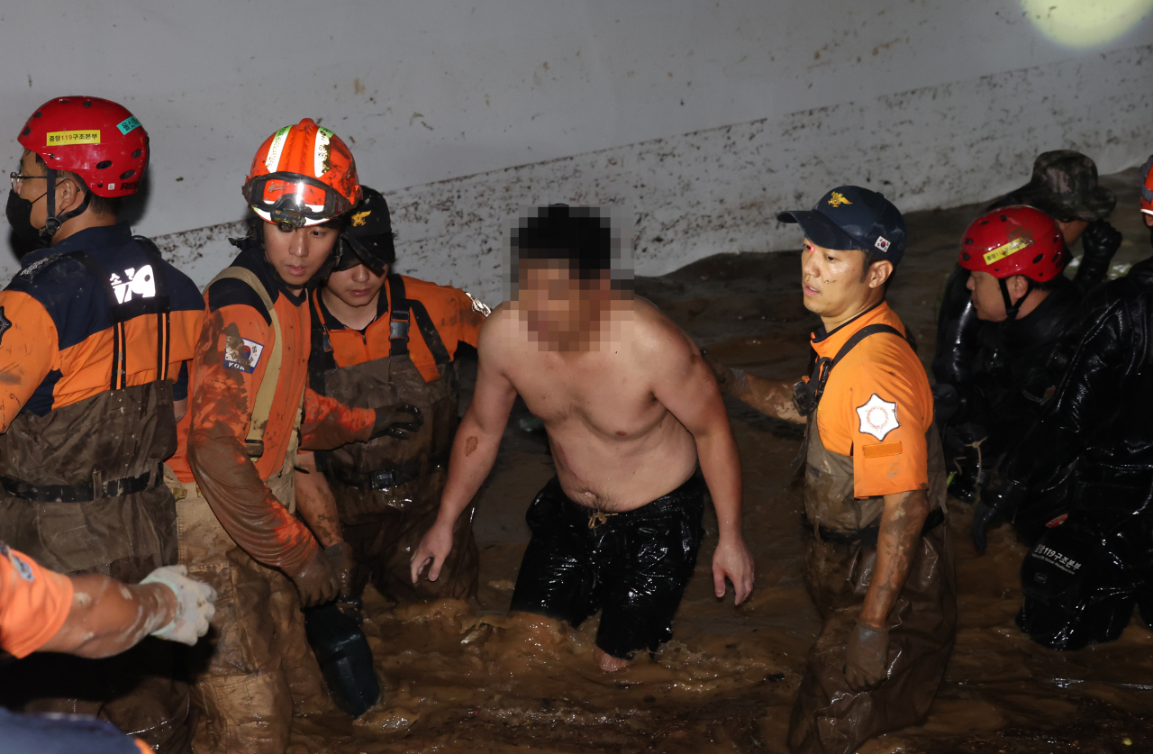 6일 저녁 태풍 '힌남노'의 폭우로 잠긴 경북 포항시 남구의 한 아파트 지하 주차장에서 소방·군 관계자들이 실종된 주민을 구조하고 있다. [연합]